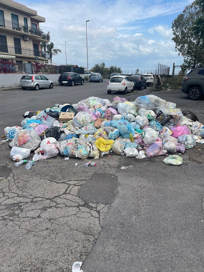 Catania -via-Antonio-Locatelli-una-traversa-in-alto-del-viale-Mario-Rapisardi-discarica