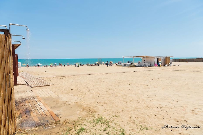 Spiaggia libera alla Plaia di Catania