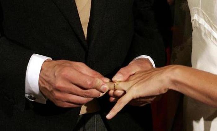 IL SINODO VUOLE APRIRE AI RISPOSATI, PRUDENZA SUI GAY