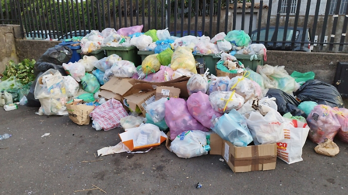 Condominio-via-Tremestieri-16b-ecco-come-funziona-il-servizio-nettezza-urbana.-Complimenti-alle-amministrative