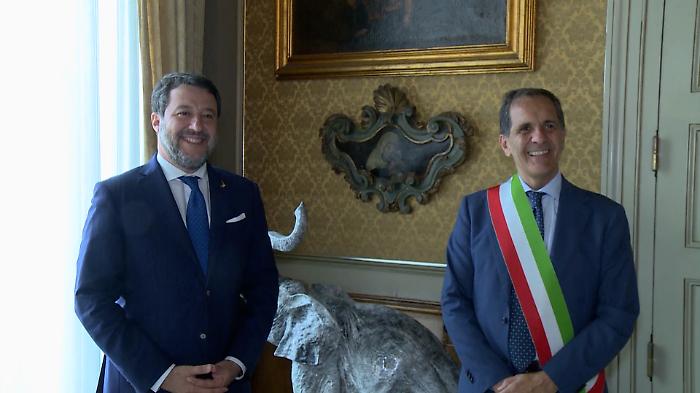Il ministro delle Infrastrutture Matteo Salvini in Municipio con sindaco Enrico Trantino