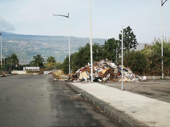 Nonostante-le-varie-richieste-fatte-al-Comune-di-Mascali-la-montagna-di-rifiuti-cresce