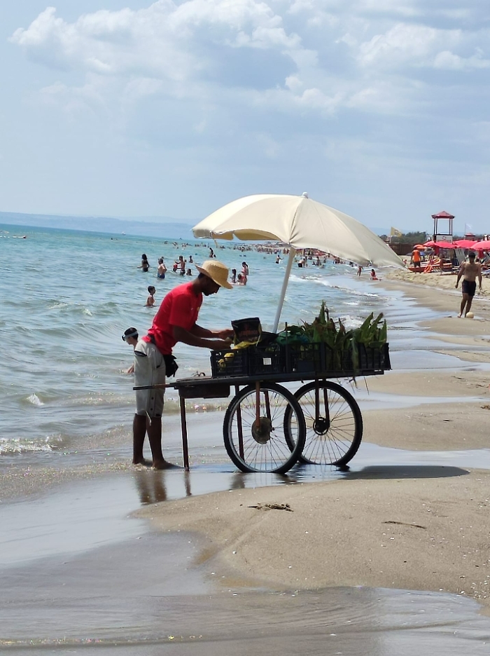 Plaja venditore ambulante di pannocchie di mais