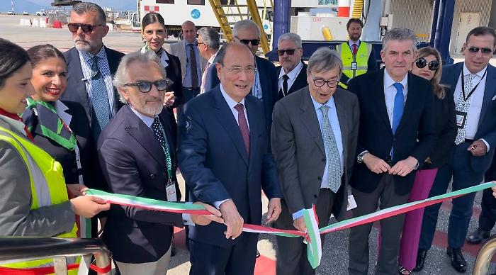 Taglio-nastro-volo-inaugurale-Aeroitalia-Palermo-Roma