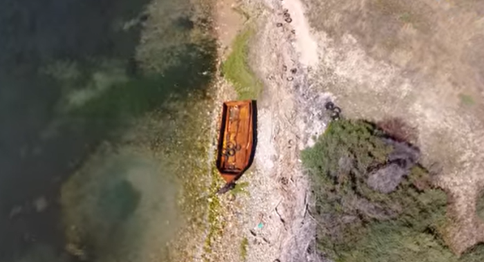 Vecchie barche dei migranti lasciate sulla spiagge di Cannatello