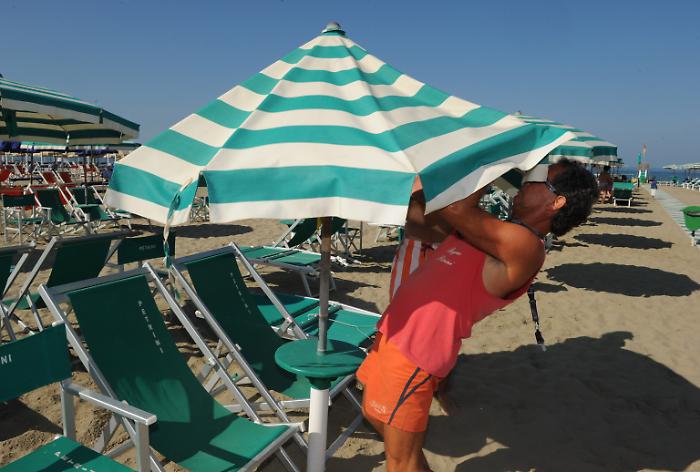 >>>ANSA/BALNEARI:DOMANI OMBRELLONI CHIUSI E COCOMERO GRATIS