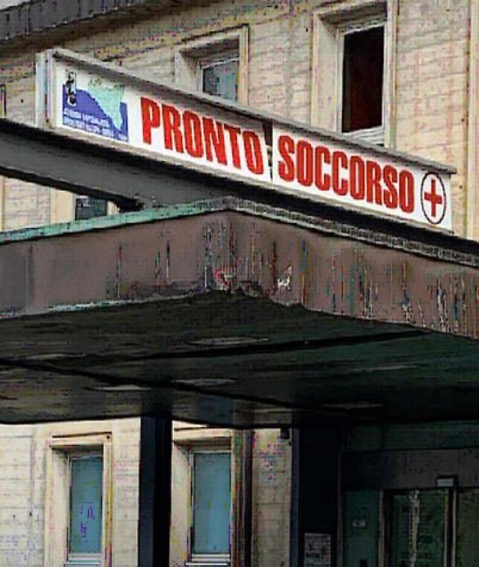 Scooter contro un'auto: morto un uomo, ferita gravemente la figlia