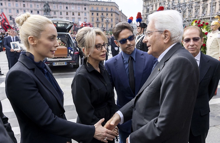piazza duomo milano funerale berlusconi