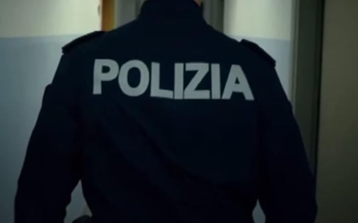 polizia-agente-spalle-2