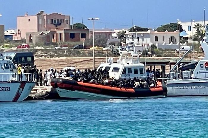 Sbarchi continuano a Lampedusa