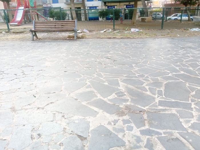 Largo-Bordighera-puzza-La-presenza-di-diecine-di-cani-che-due-volte-al-giorno-fanno-qui-ci-loro-bisogni-rende-pericoloso-respirare-questaria.-Cosa-si-deve-fare-per-fare-lavare-e-disinfettare-questa-piazza