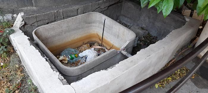 Piazza-San-Francesco-sotto-la-statua-del-cardinale-Dusmet-pieno-centro-storico-a-100-metri-da-Piazza-Duomo.-Il-nuovo-Sindaco-batta-un-colpo-1