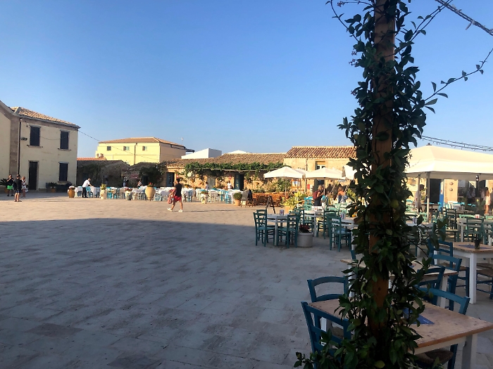 Piazza_di_Marzamemi_02