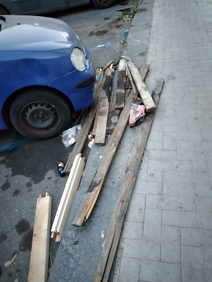 Questo-e-quello-che-si-vede-da-2-mesi-in-via-p.nicola-altezza-civico-49.segnalato-molte-volte-a-chi-di-competenza.-Vergogna-sindaco-e-comune-e-anche-chi-vi-ha-votato