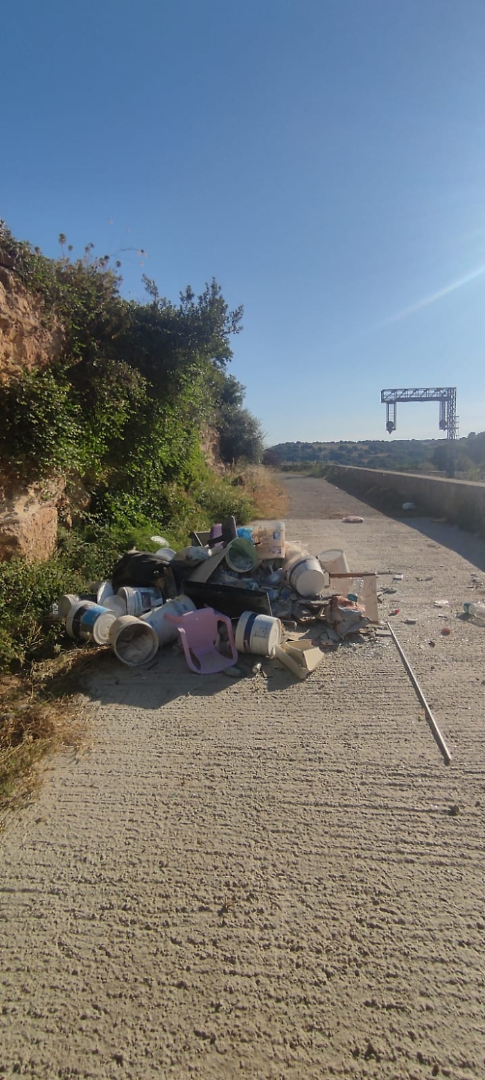 Ragusa-trazzera-della-stazione-ferroviaria-di-Donnafugata-presso-lomonimo-castello.-I-noti-ed-impuniti-incivili-abbandonano-residui-edili-come-se-nulla-fosse