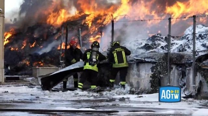 rogo_in_impianto_smaltimento_rifiuti_a_ciampino_fiamme_alte_e_colonna_di_fumo_640_ori_crop_master__0x0_640x360