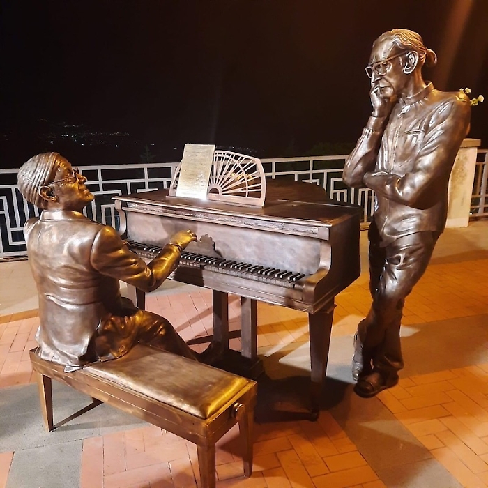 Statua Battiato e Dalla (1)