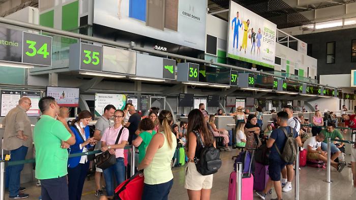 Etna in eruzione, chiuso l'aeroporto di Catania