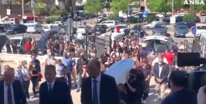 I funerali del piccolo Andrea, morto a Sharm per gastroenterite