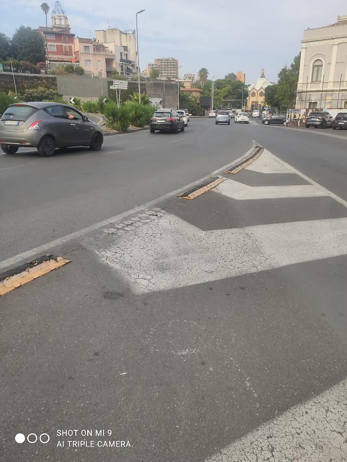 Catania, cordolo stradale rimosso