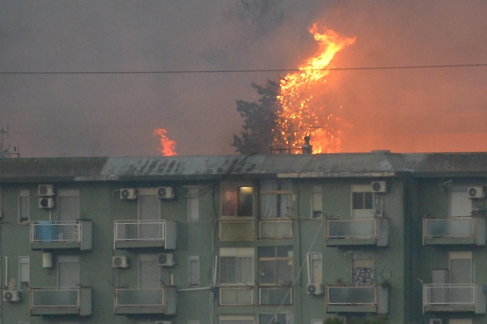 Bruciano colline attorno Palermo, fiamme minacciano case