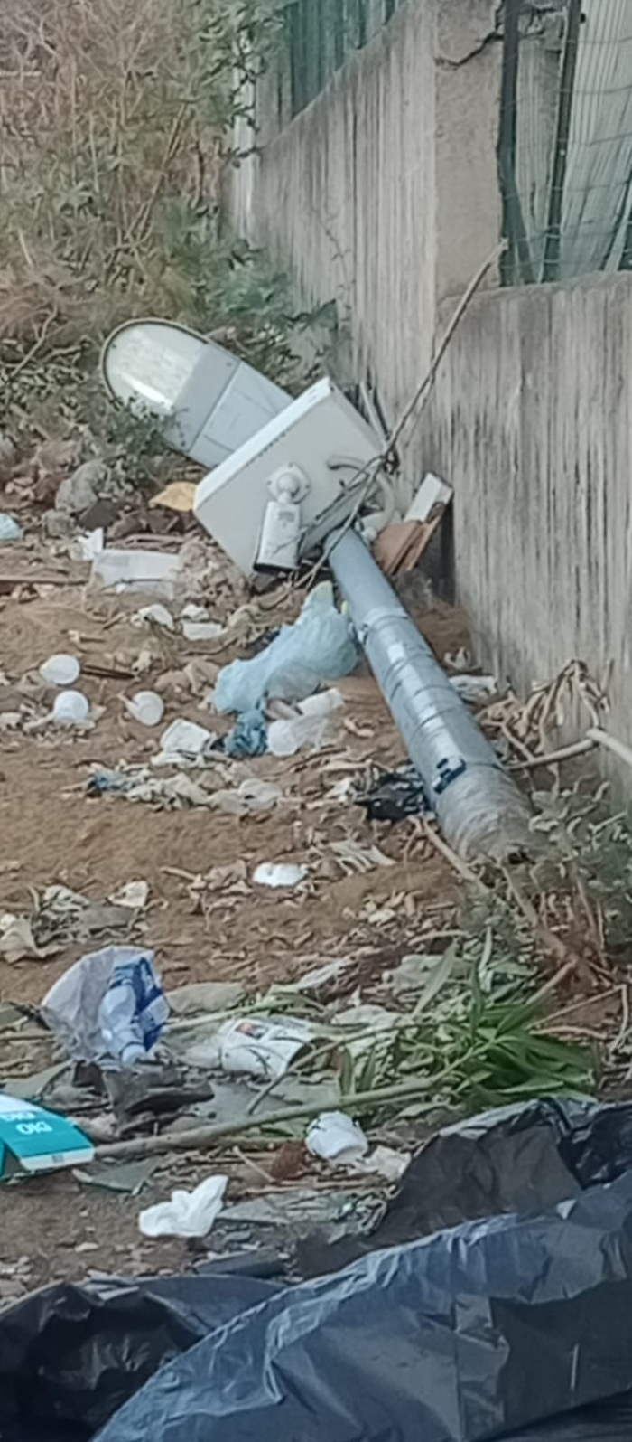 Al viale Biagio Pecorino 16, zona San Giorgio, abbattuto palo dell'illuminazione con annessa telecamera anti-zozzoni. È giusto segnalare. Grazie. Alessandra Di Sano