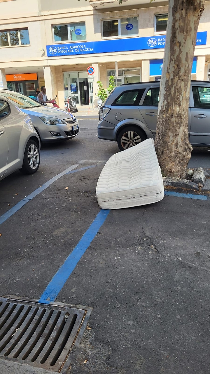 Chiss&agrave; se questo materasso abbandonato in viale XX Settembre paga le strisce blu. Concittadini senza vergogna.