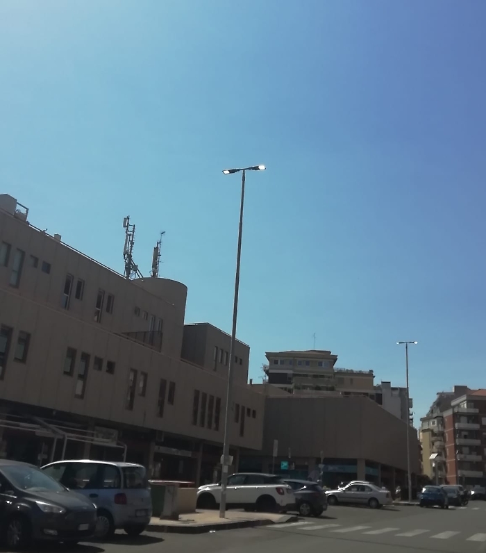 Da qualche giorno i lampioni superstiti di via Roberto Giuffrida Castorina, di fronte alla sede di circoscrizionetribunale di sorveglianza sono in modalità luce perpetua. La giunta comunale avrà risolto il debito d