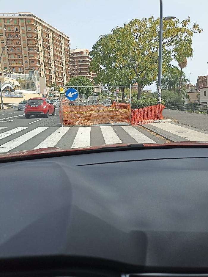 Da-settimane-il-lungomare-di-Catania-si-presenta-cosi.-Anche-pro-Con-conseguente-restrizione-della-carreggiata-a-1-sola-corsia.-Mai-visto-qualcuno-a-lavorarci