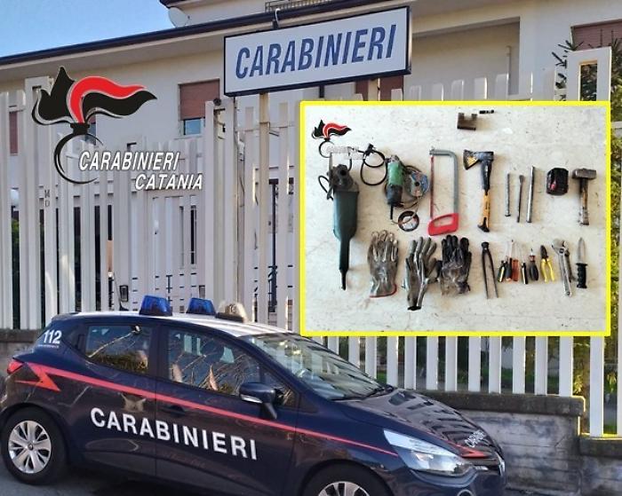 Furto di ferro nell'Acese: due arresti dei carabinieri