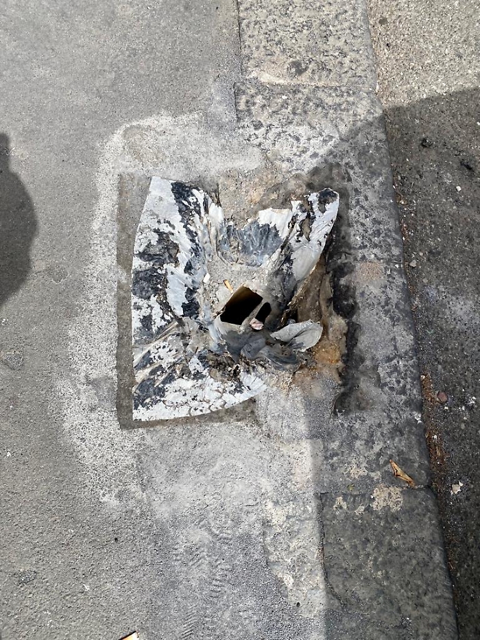 Una-bella-trappola-sul-marciapiede-allinizio-di-Via-Torino.-Proprio-accanto-alle-strisce-pedonali.-Un-incubo-serale