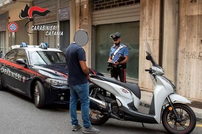 Guida senza casco: controlli dei carabinieri a Catania