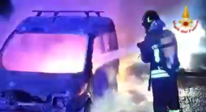 Autofurgone in fiamme sulla Messina-Palermo