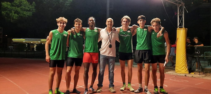 Le due squadre della 3x1000 della Siracusatletica col prof. Dell'Aquila