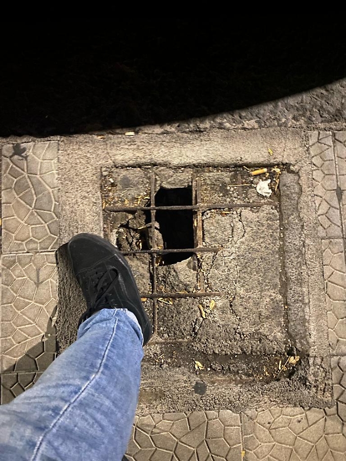 Segnalo Marciapiede Via franchetti 66 , a pochi metri dal tribunale dei minori (stesso lato) grande buco altamente pericoloso