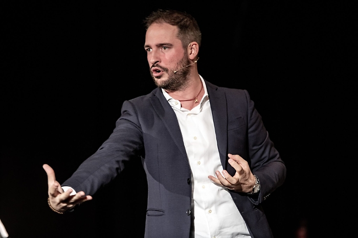 Il comico Filippo Caccamo