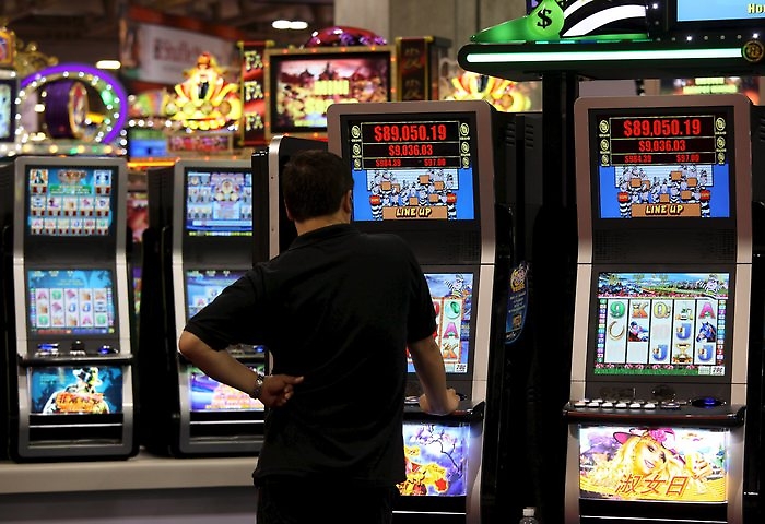 LUDOPATIA, ALLE SLOT MACHINE CON LA TESSERA SANITARIA