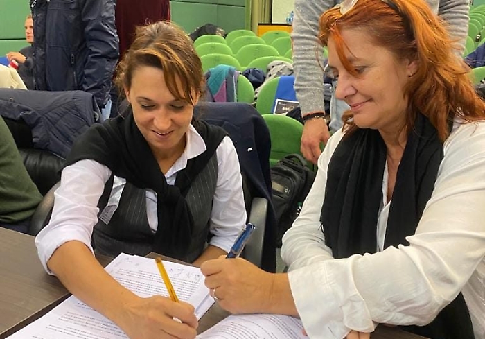 Firma dell'accordo tra St e sindacati