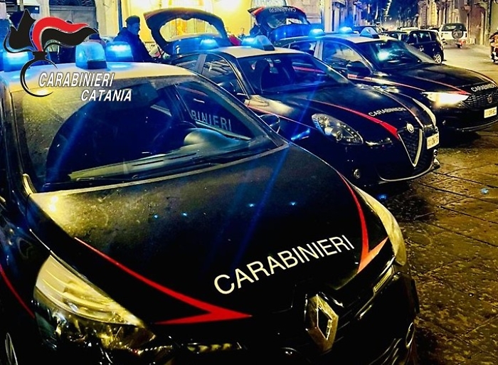 Controlli dei carabinieri in una discoteca a Catania: lavoratori in "nero"