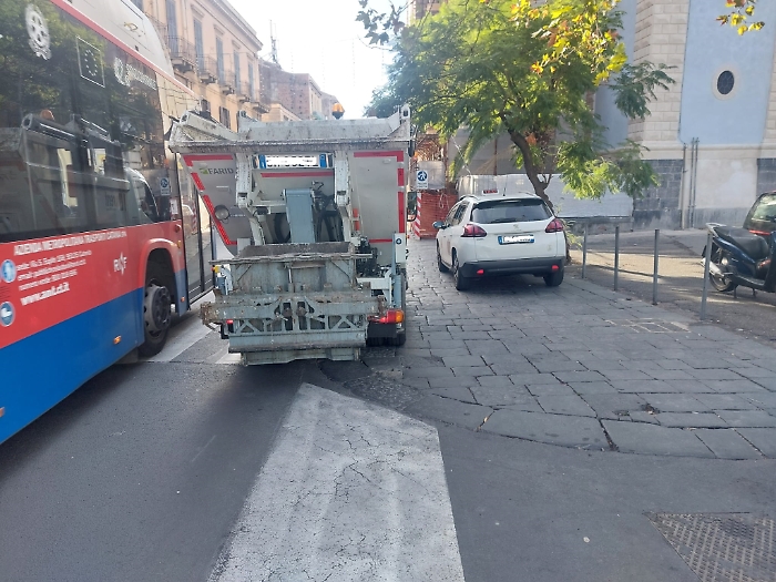 Catania Piazza Cavour. Questa è la civiltà di oggi. I pedoni, i passeggini i disabili ... chi sono