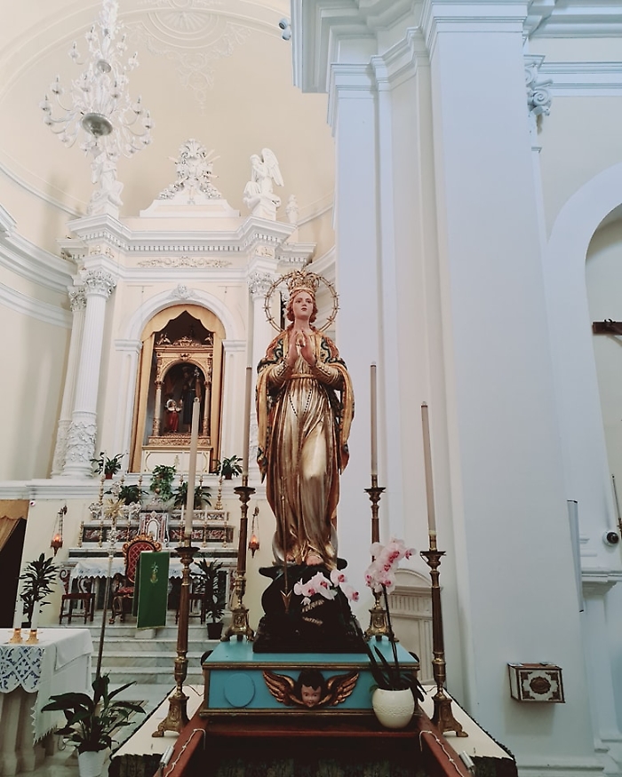 Il simulacro dell'Immacolata traslato accanto all'altare maggiore a Giarratana