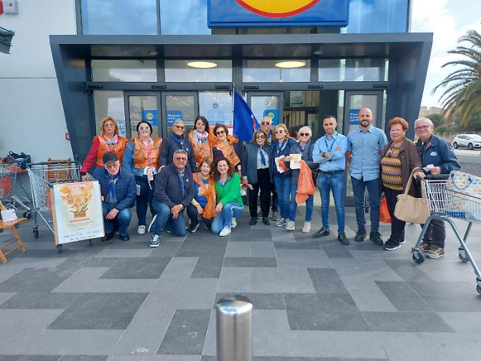 Licata Colletta Alimentari Masci 2023 foto di gruppo con i gruppi che hanno collaborato