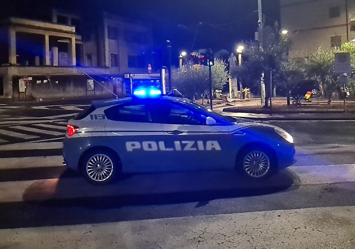 MOLESTA I PASSANTI IN PIAZZA TURI FERRO, 31ENNE DENUNCIATO E ACCOMPAGNATO PRESSO IL CENTRO DI PERMANENZA E RIMPATRIO DI CALTANISSETTA DALLA POLIZIA DI STATO