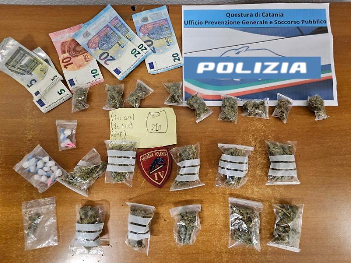 Spacciatore arrestato dalla Polizia in piazza della Repubblica a Catania