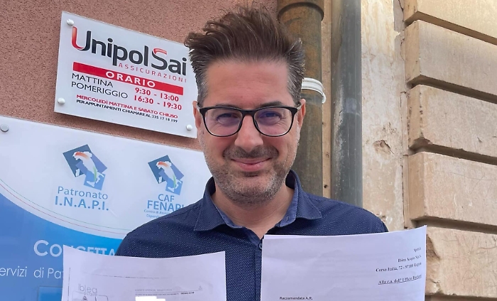 Paolo Monaca con le bollette anomale