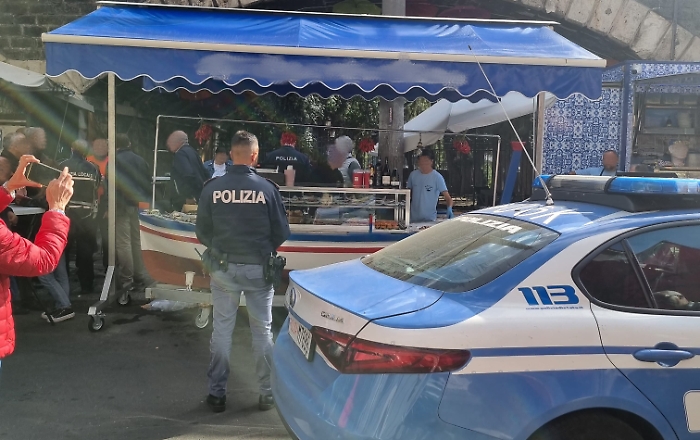 Pescheria, sanzionata dalla polizia rivendita di frutti di mare trasformata in ristorante a Catania