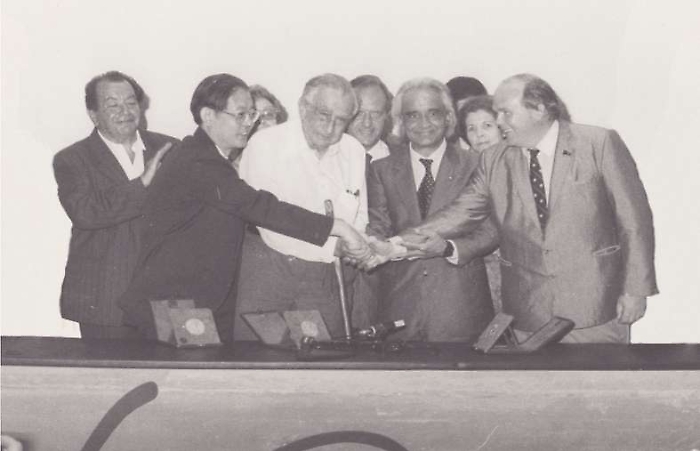 Stretta di mano al termine dei lavori del 1982