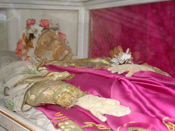 Un primo piano delle spoglie mortali di Sant'Ilaria a Giarratana