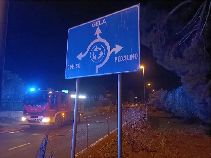 Vigili del fuoco in contrada Bosco Cicogna