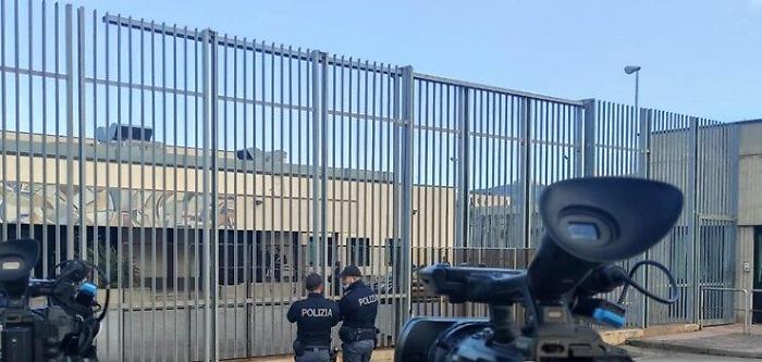 Palermo, violenza nel carcere Pagliarelli: agenti aggrediti a pugni da un detenuto. Il Sappe: &laquo;Situazione inaccettabile&raquo;